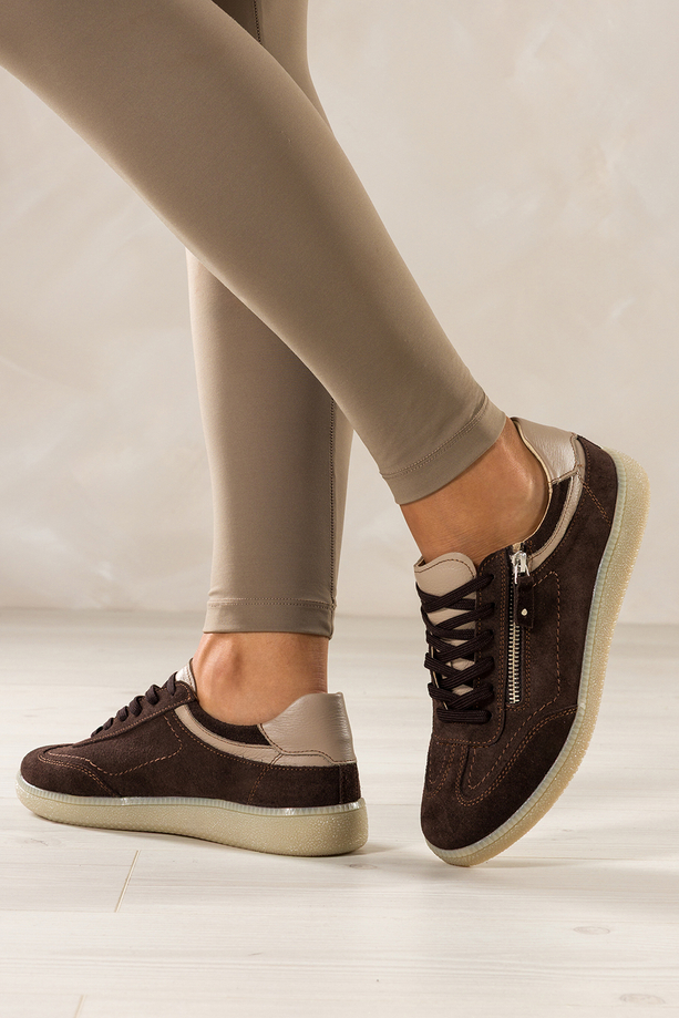 Czekoladowe sneakersy skórzane damskie buty sportowe na elastycznej podeszwie beżowe wstawki zamek w cholewce sznurowane PRODUKT POLSKI Casu M8716