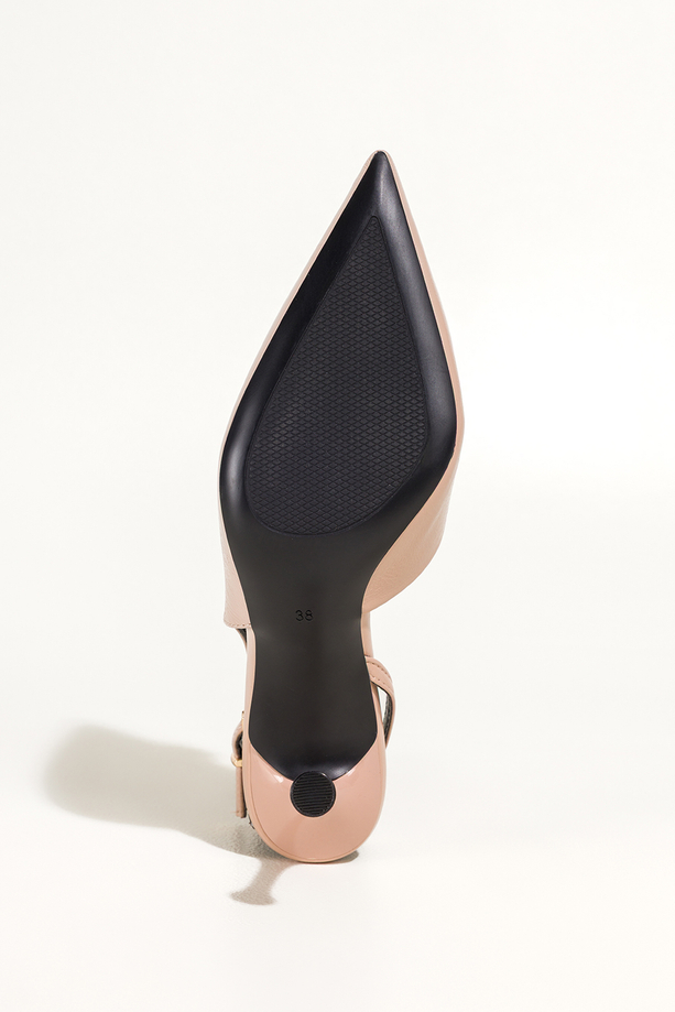 Beżowe czółenka damskie lakierowane szpilki z odkrytą piętą obcas kieliszek kokardki na cholewce Carla 496-66