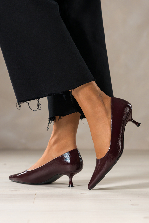 Bordowe czółenka damskie lakierowane obcas kieliszek Carla 1646