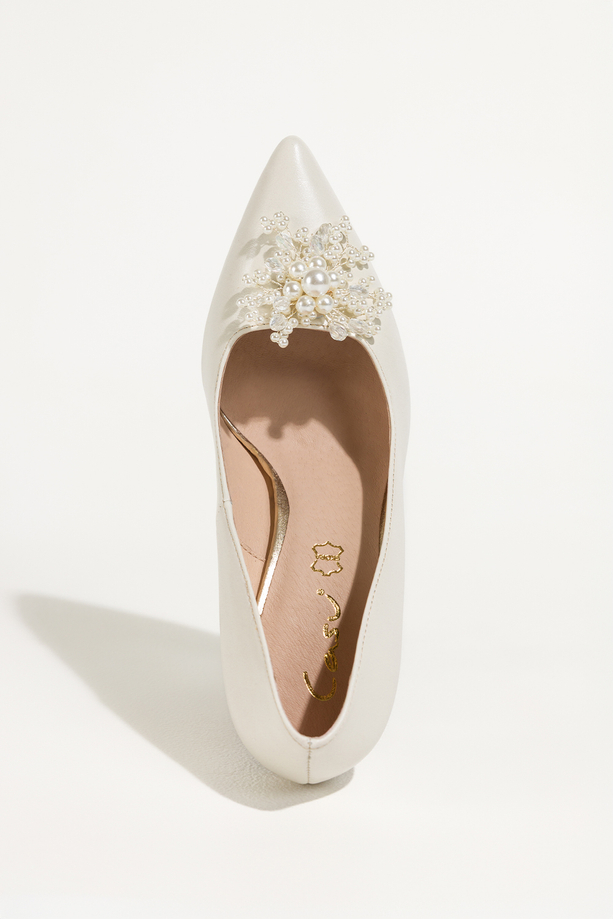 Szpilki ecru skórzane damskie ozdoba z perełek i koralików PRODUKT POLSKI Casu 6935-Z95