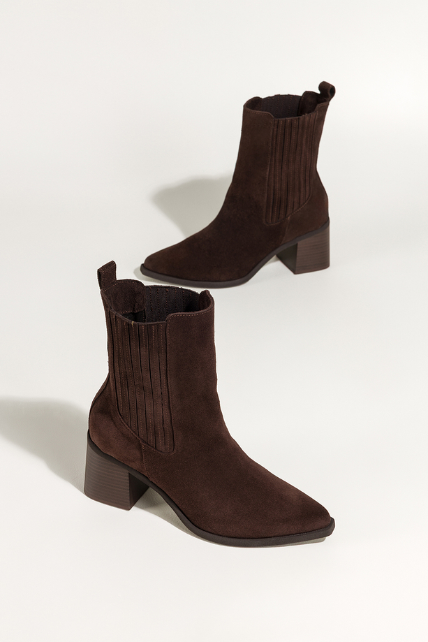 Czekoladowe botki skórzane damskie na szerokim obcasie elastyczne gumy w cholewce PRODUKT POLSKI Casu 6980-496