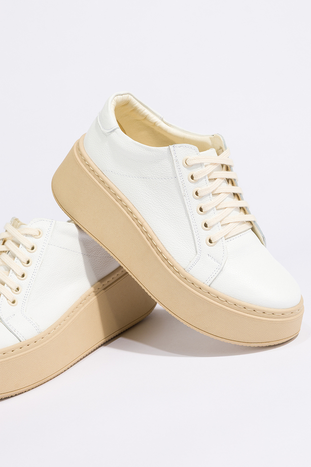 Białe sneakersy skórzane damskie creepersy sznurowane na beżowej platformie PRODUKT POLSKI Casu 516