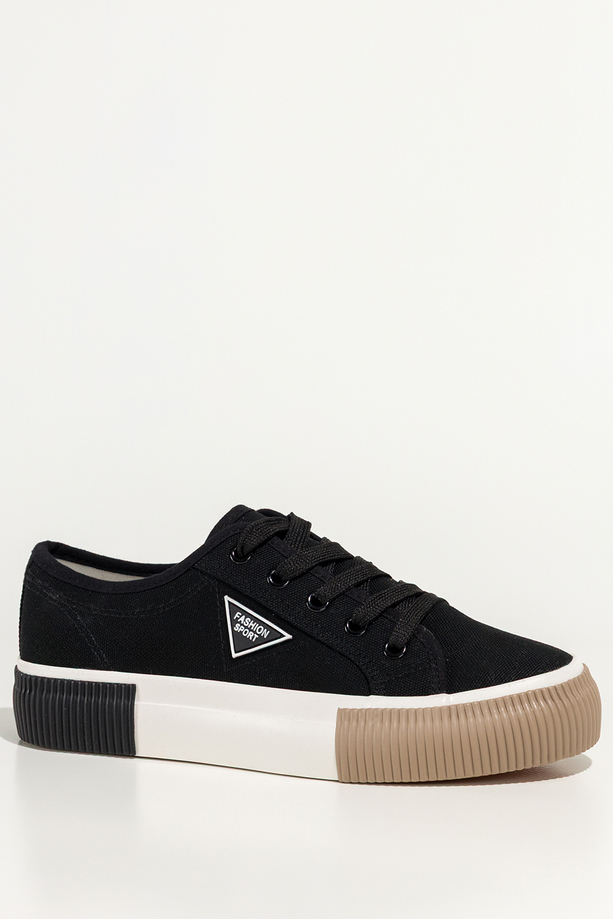 Czarne trampki damskie sneakersy na platformie z ozdobą sznurowane Carla QY835