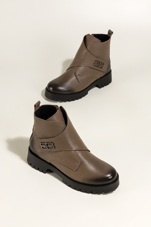 Ciemnobeżowe botki skórzane damskie na bieżnikowanej platformie szeroki pasek na rzep ze stalową ozdobą PRODUKT POLSKI Casu 39465