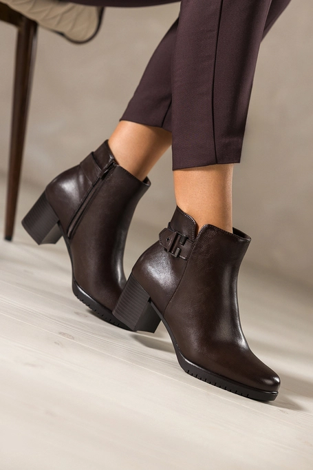 Czekoladowe botki skórzane damskie Sergio Leone obcas słupek na cholewce pasek ze stalową ozdobą YG74085-H