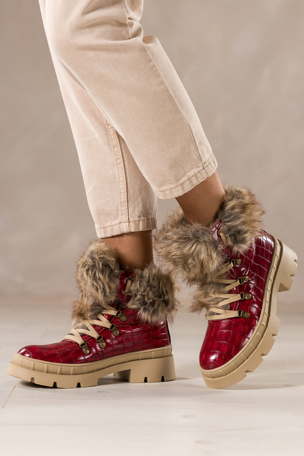Czerwone botki śniegowce damskie trapery na bieżnikowanej platformie wykończone futerkiem krokodyli wzór sznurowane Carla TW-GO54