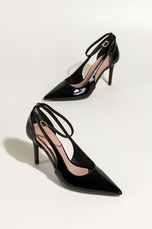 Czarne czółenka damskie lakierowane szpilki wycięcia na cholewce pasek wokół kostki Carla 641-8