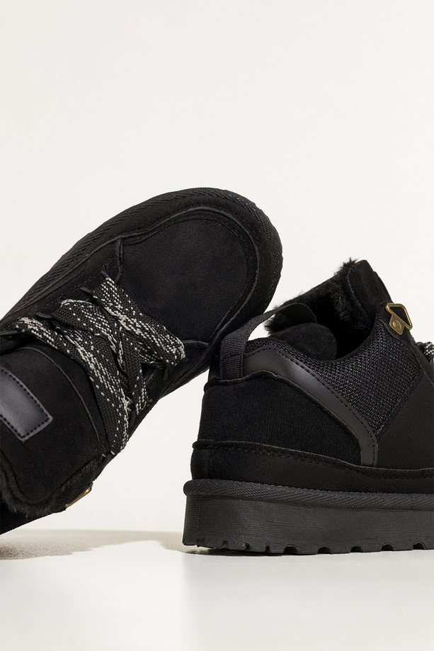 Czarne sneakersy damskie z futerkiem na bieżnikowanej platformie ozdobne sznurówki z wzorem Casu 22337-8