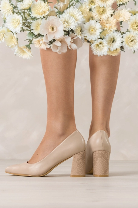 Beżowe czółenka damskie na ozdobnym słupku z błyszczącym wzorem wężowym skórzana wkładka Casu D25X5-N