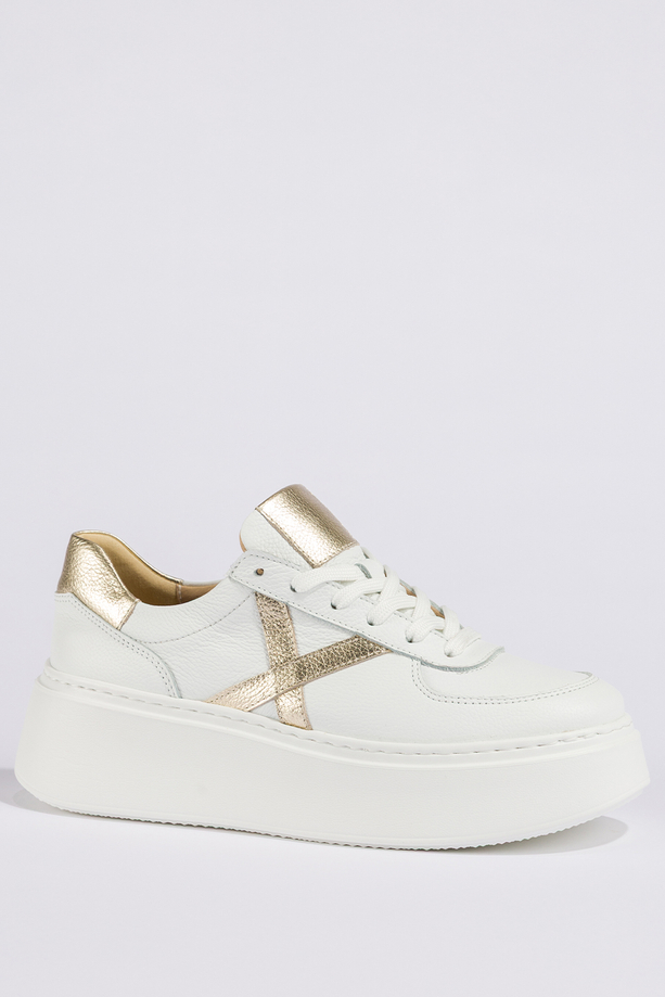 Białe sneakersy skórzane damskie buty sportowe sznurowane na platformie złote wstawki PRODUKT POLSKI Casu N1108S4