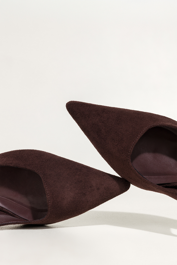 Czekoladowe czółenka damskie szpilki z odkrytą piętą obcas kieliszek pasek z elastyczna gumą Carla 11797