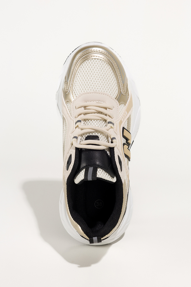 Kremowe sneakersy damskie buty sportowe z perforacją na białej bieżnikowanej platformie złote i beżowe wstawki sznurowane Casu BB-853