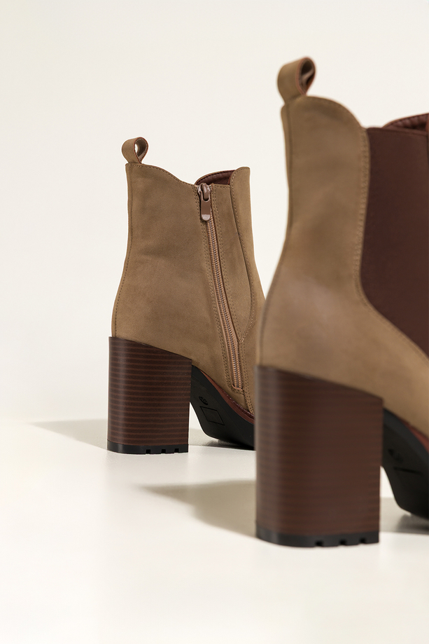 Beżowe botki damskie na szerokim słupku brązowa guma w cholewce Carla N260