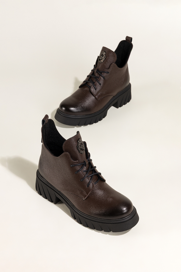 Czekoladowe botki skórzane damskie na bieżnikowanej platformie wycięta cholewka stalowa ozdoba na języku sznurowane PRODUKT POLSKI Casu 39458