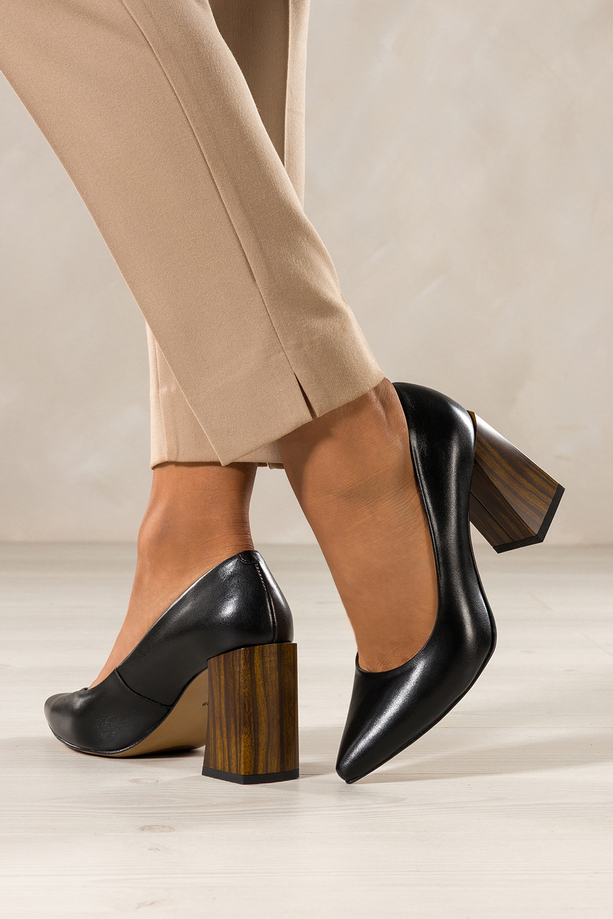 Czarne czółenka skórzane damskie na ozdobnym brązowym klocku PRODUKT POLSKI Casu 7640-899-DWM