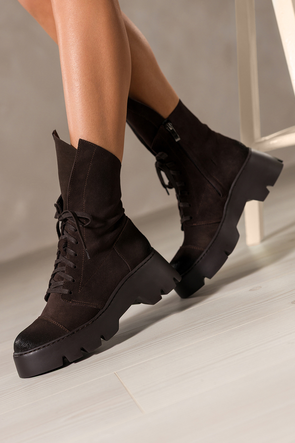 Czekoladowe botki skrzane damskie workery na bienikowanej platformie geometrycznie wycita cholew