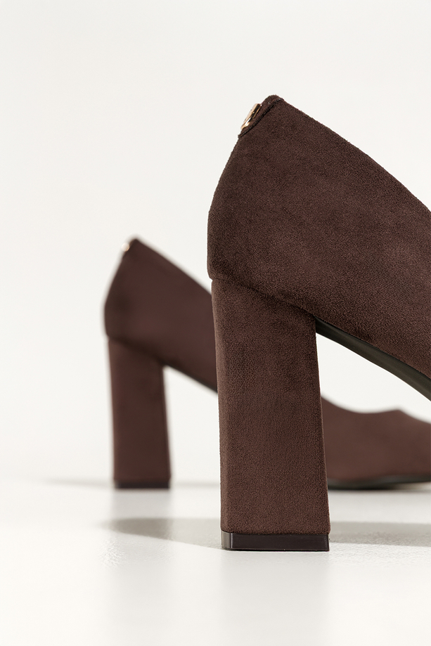 Czekoladowe czółenka damskie Sergio Leone obcas słupek skórzana wkładka złota ozdoba na pięcie KY783