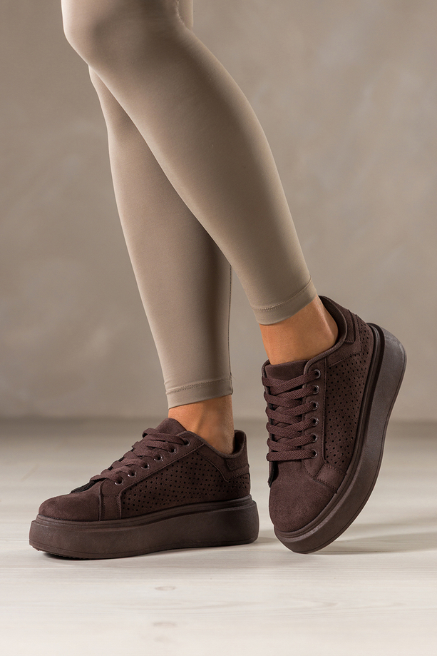 Czekoladowe sneakersy damskie buty sportowe ażurowe na platformie sznurowane Carla YO349K