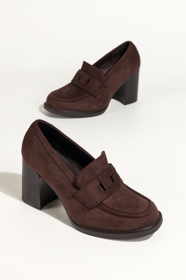 Czekoladowe mokasyny damskie półbuty na słupku ozdobny pasek na cholewce Carla 0715