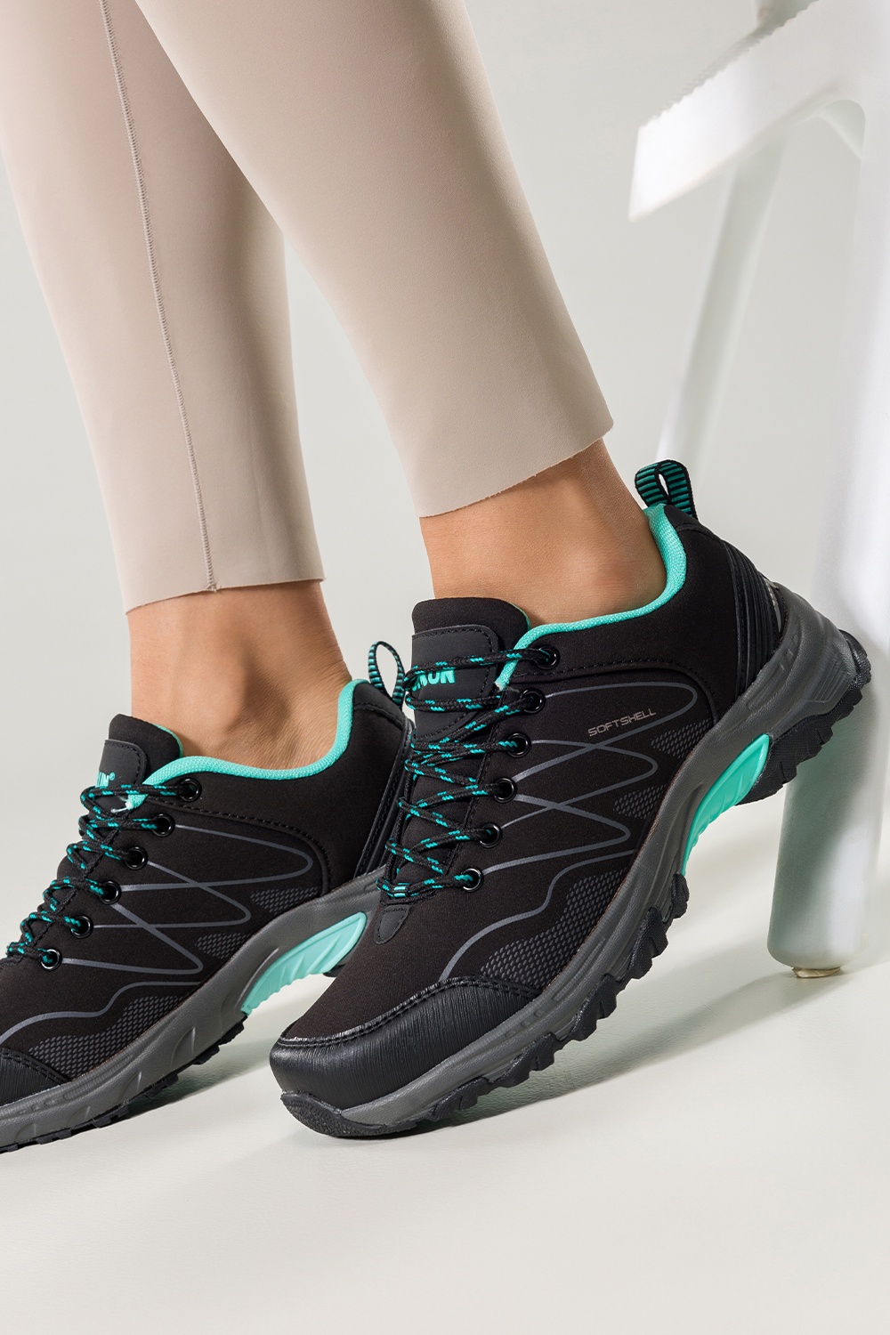 Czarne buty trekkingowe damskie buty sportowe softshell na bienikowanej podeszwie sznurowane turku
