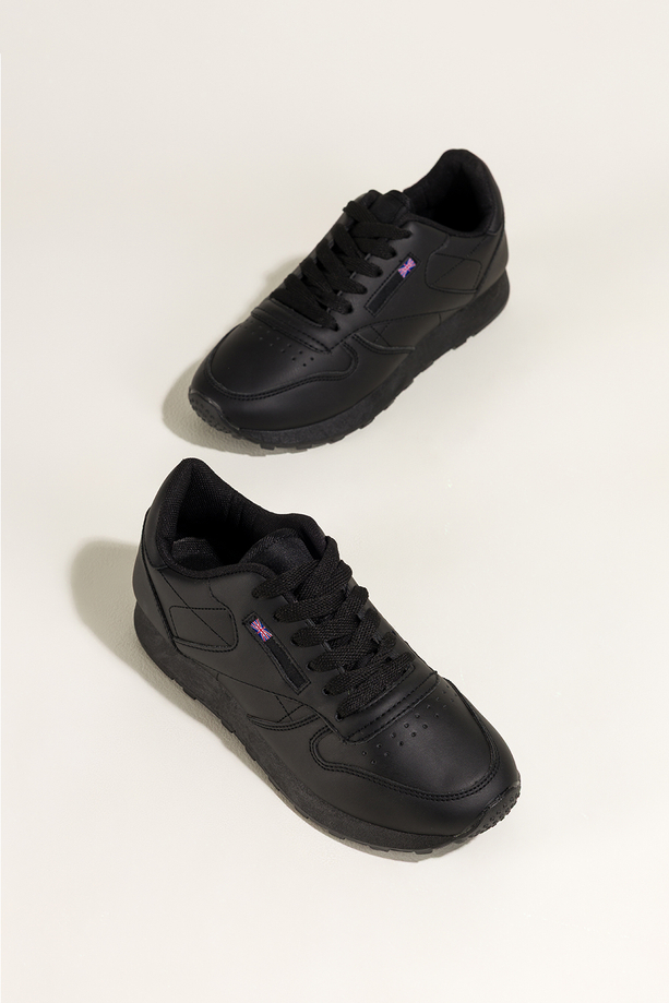 Czarne sneakersy damskie buty sportowe sznurowane Carla 8210-8