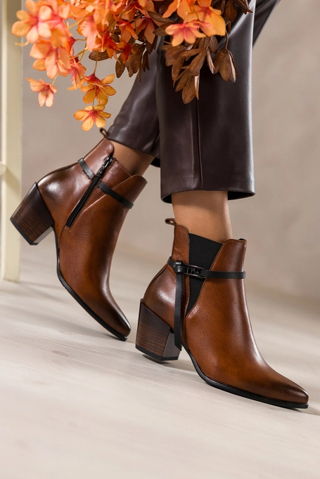 Brązowe botki skórzane damskie kowbojki na ściętym klocku guma w cholewce pasek ze stalową ozdobą PRODUKT POLSKI Casu 39435