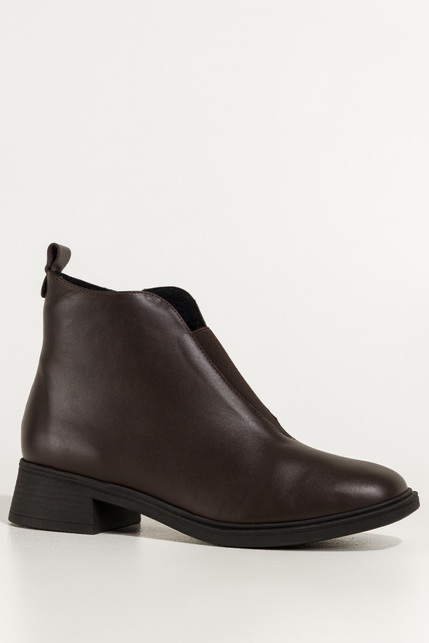 Czekoladowe botki skórzane damskie na niskim obcasie wycięta cholewka z elastyczną gumą PRODUKT POLSKI Casu 380