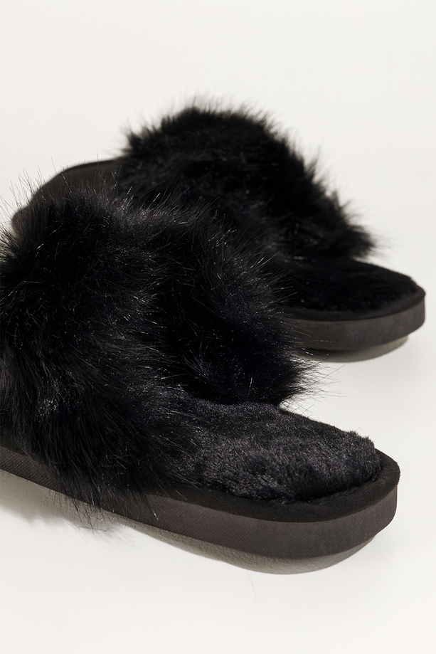 Czarne kapcie damskie obuwie domowe z futerkiem Casu 7975-8