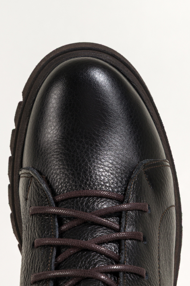 Czarne botki skórzane damskie na bieżnikowanej czekoladowej podeszwie sznurowane PRODUKT POLSKI Casu 8097