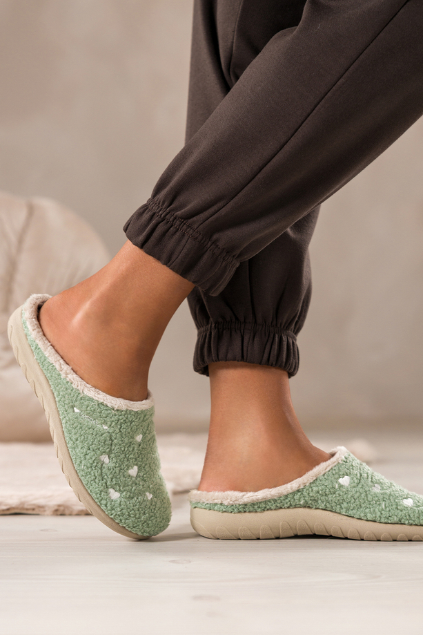 Miętowe kapcie damskie Inblu obuwie domowe z materiału typu baranek ozdobione sercami VG999966