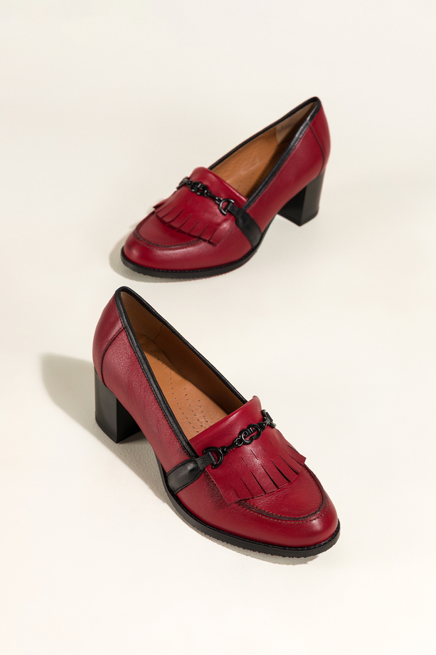 Czerwone mokasyny skórzane damskie na słupku z frędzlami i czarną sprzączką PRODUKT POLSKI Casu 6952-702-449
