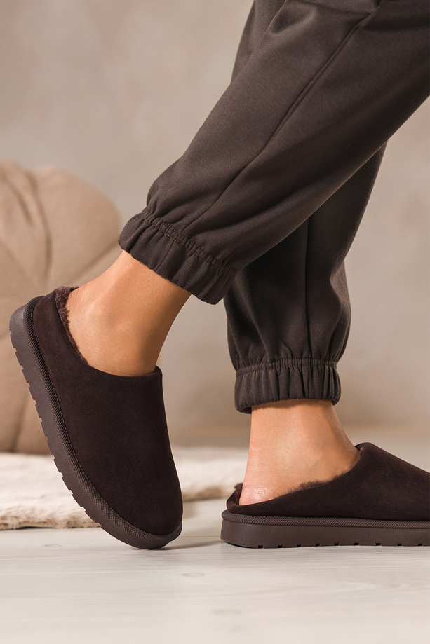 Czekoladowe kapcie damskie z futerkiem na żłobionej platformie Casu Y-116