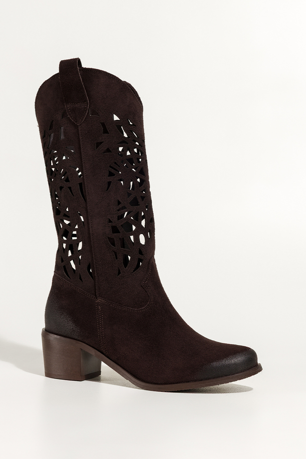 Czekoladowe kozaki skórzane damskie kowbojki ażurowe na ściętym klocku wycięta cholewka  PRODUKT POLSKI Casu 6679