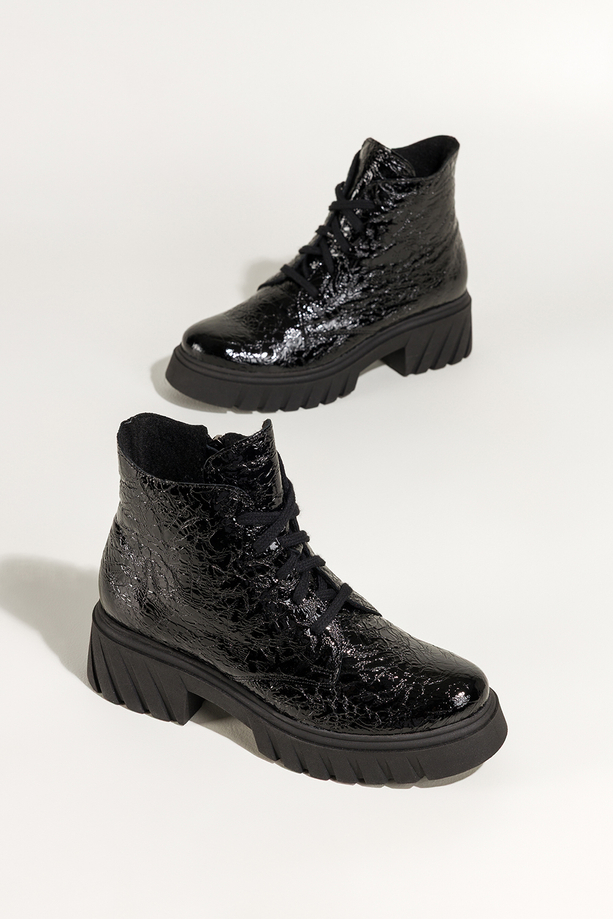 Czarne botki skórzane damskie lakierowane z wzorem bieżnikowana platforma sznurowane PRODUKT POLSKI Casu 377