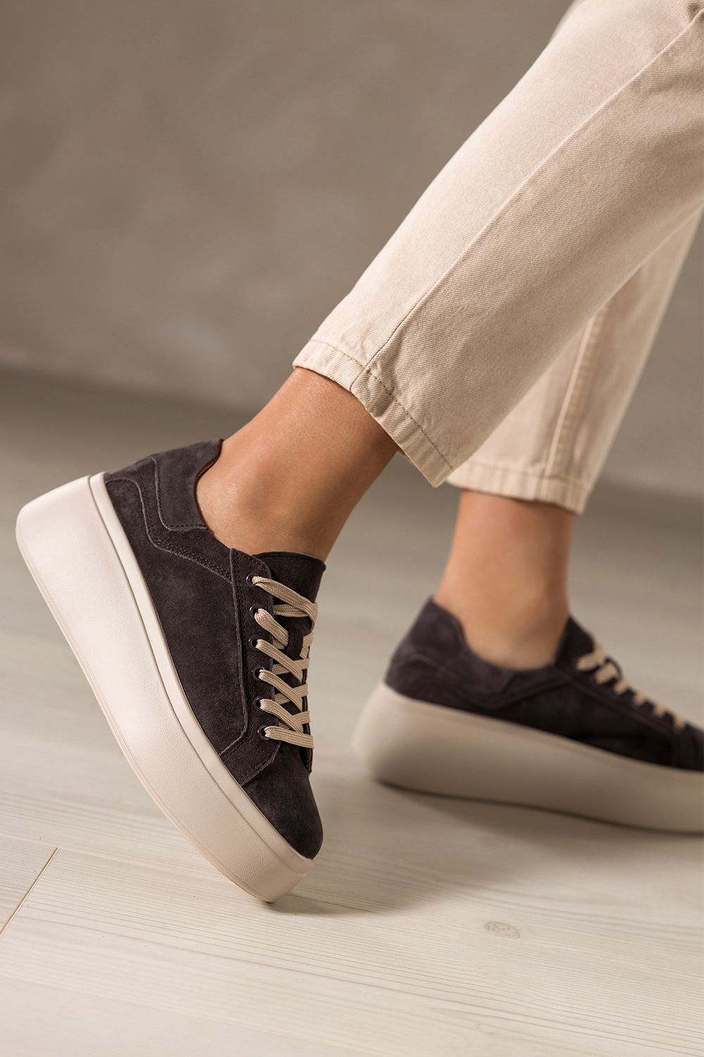 Czekoladowe sneakersy skórzane damskie buty sportowe na kremowej platformie beżowe sznurówki Carla