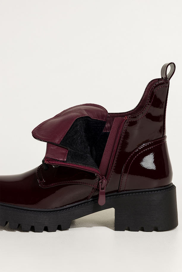 Bordowe botki damskie lakierowane na bieżnikowanej platformie ozdobny owad na języku sznurowane Casu NW2399-6