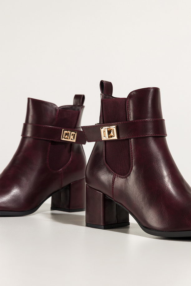 Bordowe botki damskie na szerokim słupku guma w cholewce pasek ze złotą ozdobą Carla 4160