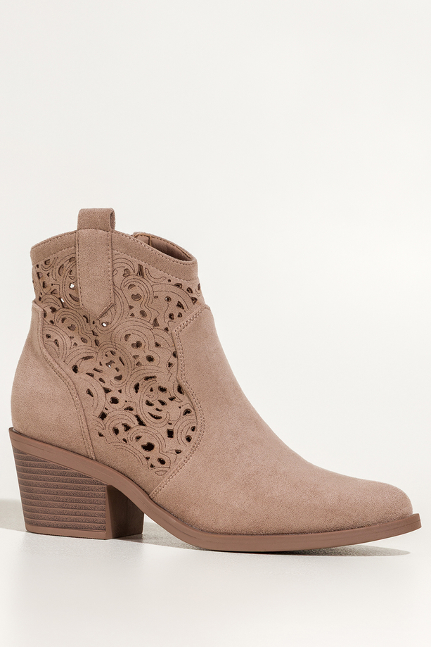 Beżowe botki damskie kowbojki ścięty obcas klocek ażurowa cholewka Carla S7477-7