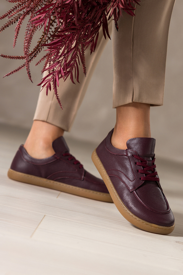 Bordowe półbuty barefoot skórzane damskie szerokie na elastycznej płaskiej podeszwie cholewka z przeszyciami bordowe sznurówki PRODUKT POLSKI Casu M8669