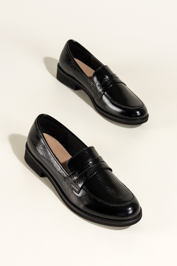 Czarne mokasyny skórzane damskie lakierowane Sergio Leone na niskim szerokim obcasie ozdobny pasek na cholewce NP74887-H