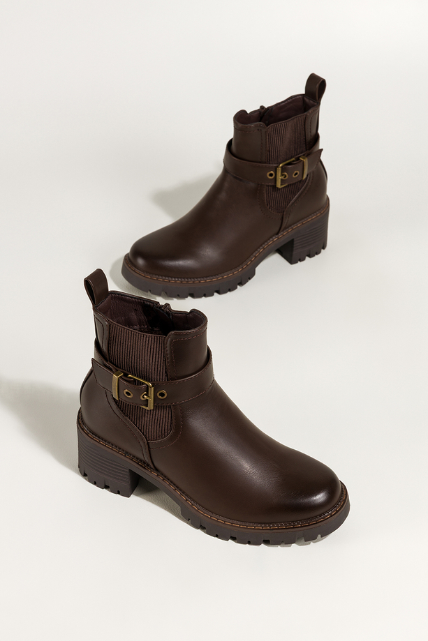 Czekoladowe botki damskie na bieżnikowanej platformie guma w cholewce pasek ze złotą klamrą Casu D725-7