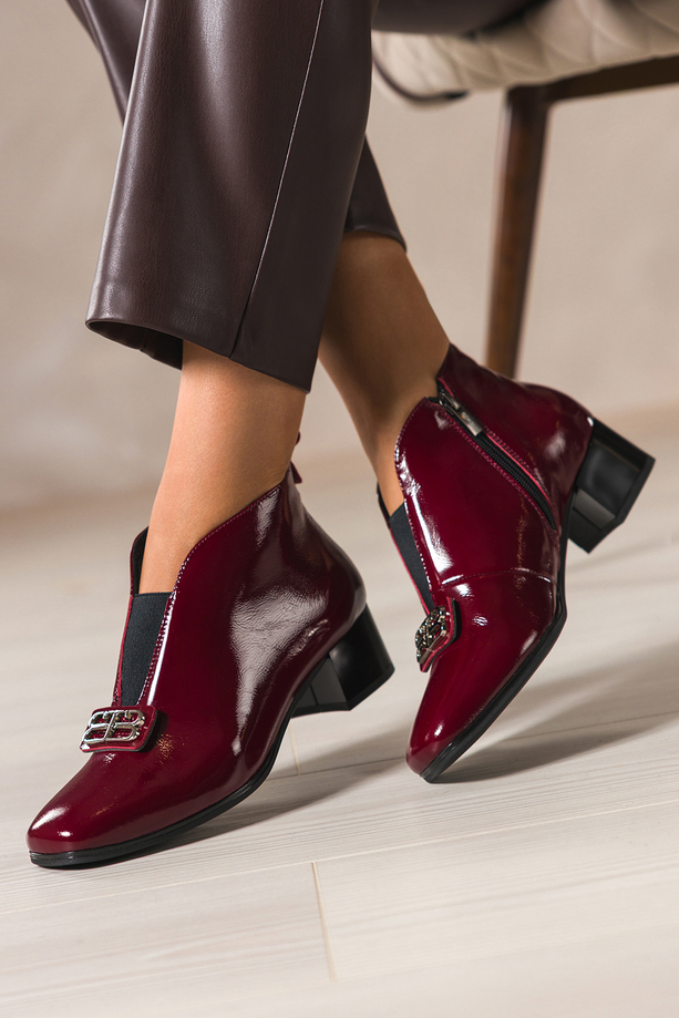 Bordowe botki skórzane damskie lakierowane obcas klocek elastyczna guma na przodzie srebrna ozdoba PRODUKT POLSKI Casu 378-L