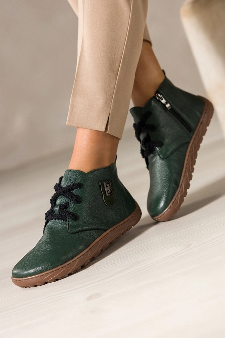 Zielone botki barefoot skórzane damskie szerokie na elastycznej płaskiej podeszwie czarna ozdoba puszyste sznurówki PRODUKT POLSKI Casu 69928