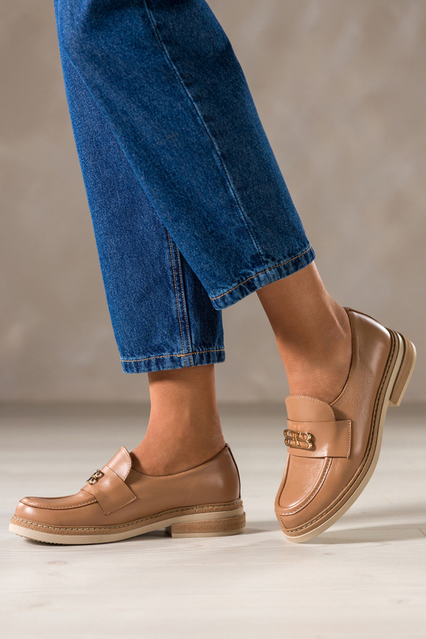 Camelowe mokasyny skórzane damskie ze złotą ozdobą PRODUKT POLSKI Casu 79825