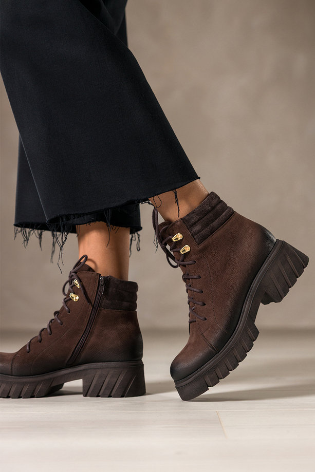 Czekoladowe botki skórzane damskie nubukowe na bieżnikowanej czekoladowej podeszwie sznurowane PRODUKT POLSKI Casu 8097