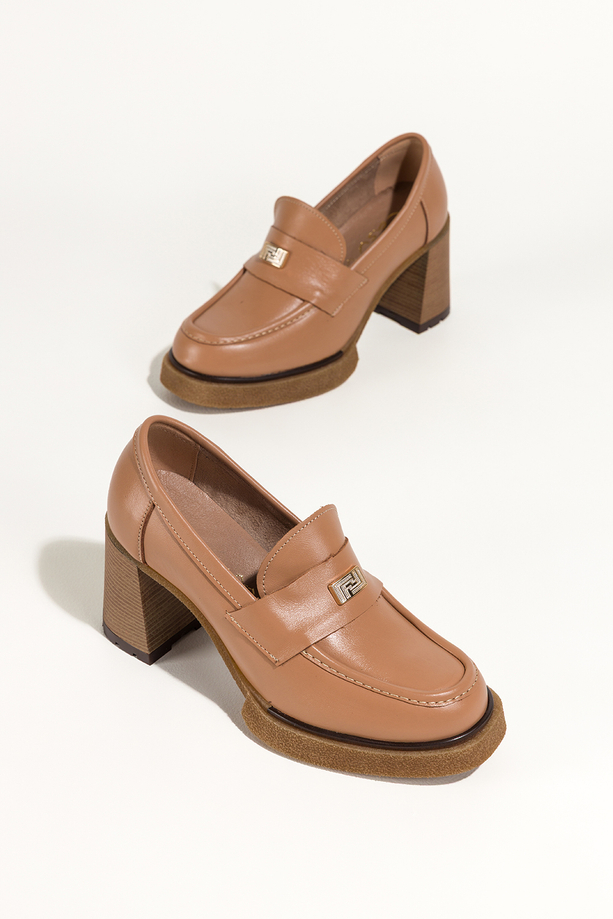 Camelowe mokasyny skórzane damskie na szerokim klocku złota ozdoba PRODUKT POLSKI Casu 79830