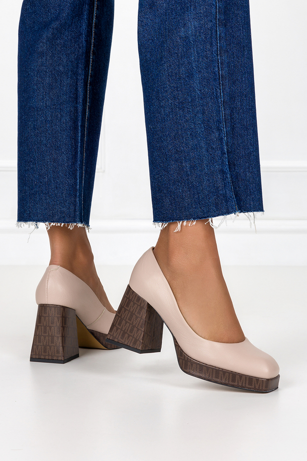 Beżowe czółenka skórzane damskie na ozdobnym klocku PRODUKT POLSKI Casu 2599-198-786