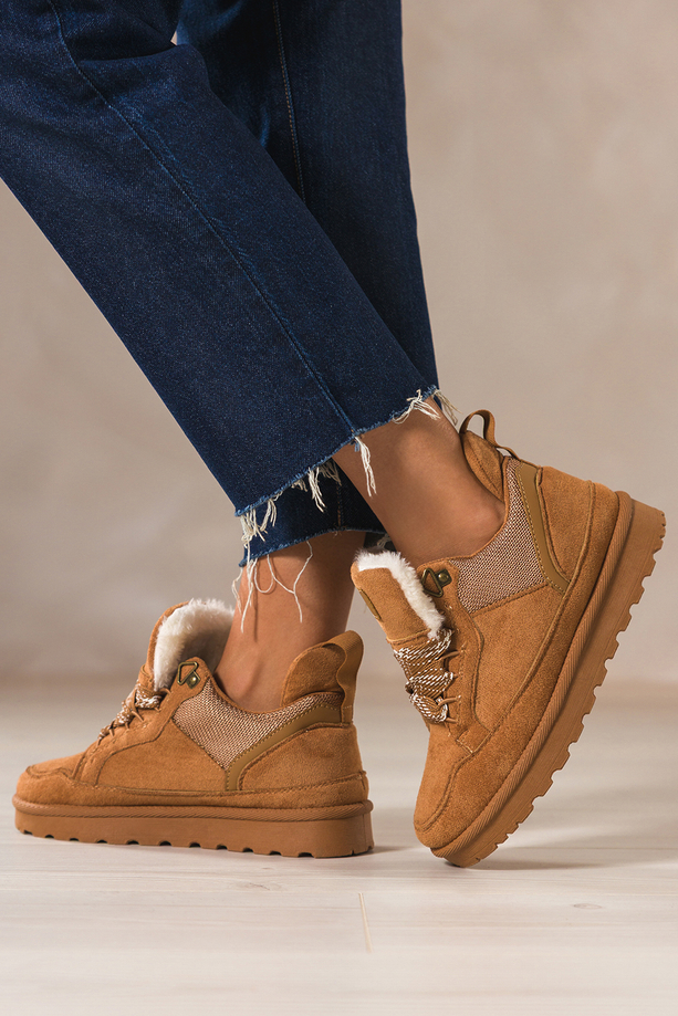 Camelowe sneakersy damskie z futerkiem na bieżnikowanej platformie ozdobne sznurówki z wzorem Casu 22337-7