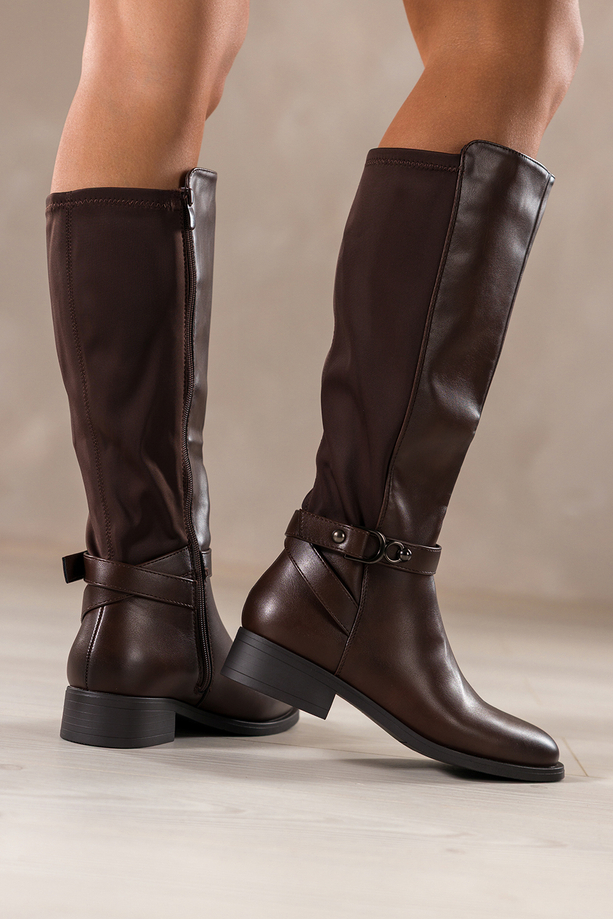 Czekoladowe kozaki damskie na klocku elastyczna cholewka pasek ze stalową ozdobą Casu D728-7