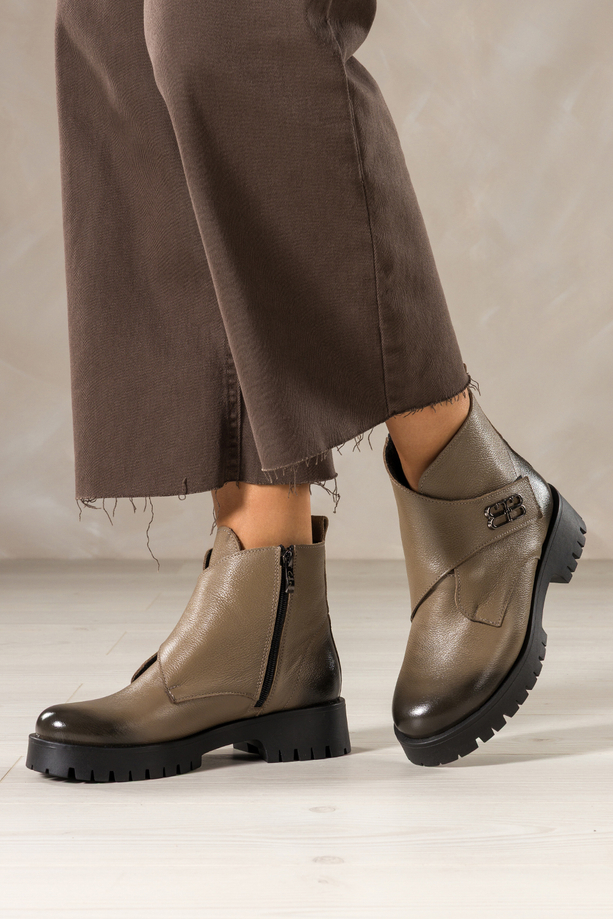 Ciemnobeżowe botki skórzane damskie na bieżnikowanej platformie szeroki pasek na rzep ze stalową ozdobą PRODUKT POLSKI Casu 39465